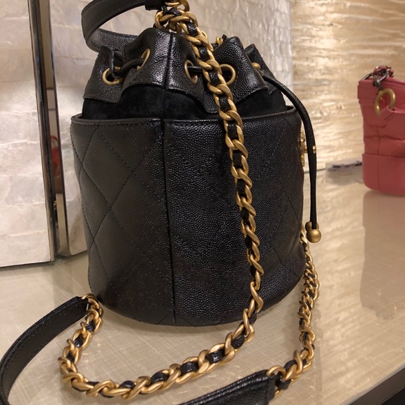 Chanel drawstring bucket bag - Picture 2 of 2